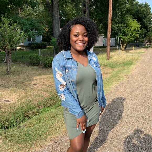 Meet your Posher, Lauren - Picture 2 of 2